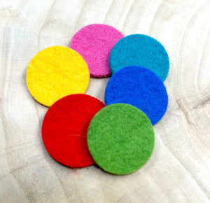 Wollfilz Täschchen WOLLY in Viele Farbkombinationen für die Hundemarke, Tassomarke oder Airtag von Apple.