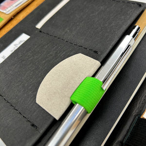 Stiftschlaufe Selbstklebend TICO - Stifteclip aus SnapPapp mit Gummiband