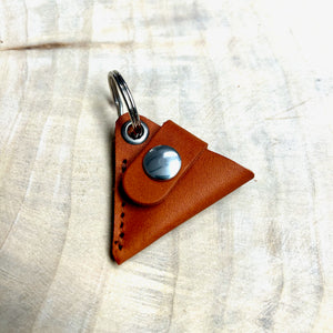 Halsbandtasche AMAYA aus Leder für Hundemarke Dreieck, Steuermarke, Tassomarke
