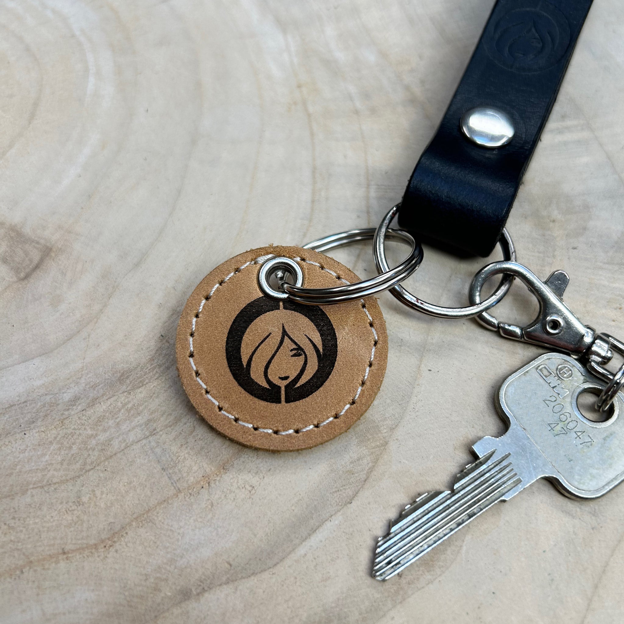 Schlüsselanhänger aus Leder mit Gravur, auch personalisiert mit deinem -  Manufactica